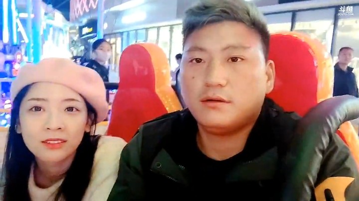 三娃和撸妈坐摇摇车接单，喊思域哥来坐，给梦想哥安排专属音乐