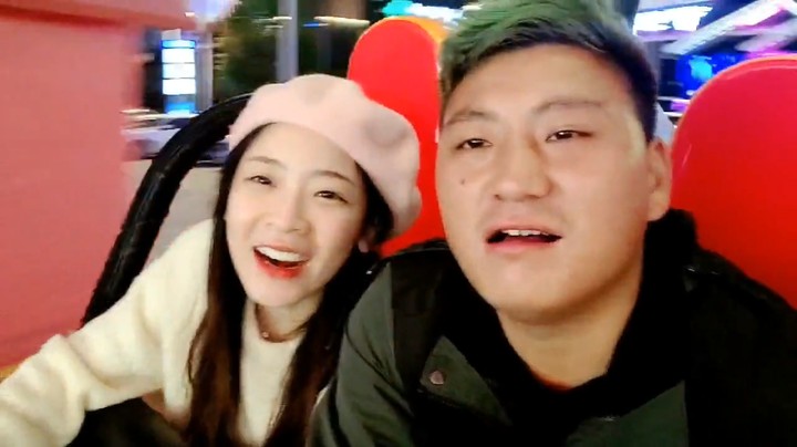 梦想哥让三娃接单坐摇摇椅，三娃有点头晕想吐了