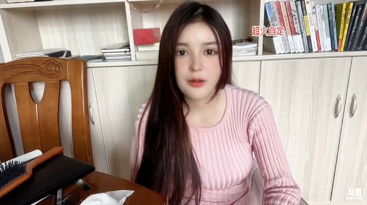 美女橙子一言不合就假装哭了起来，说你们不心疼我