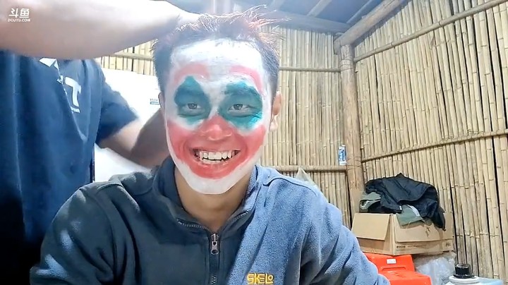 三娃帮浩哥化小丑妆，大家说有点像孙悟空啊