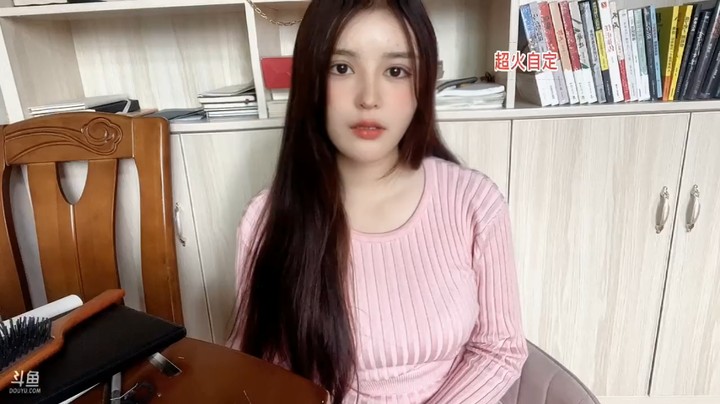 美女橙子开启聊天模式，吃零食好可爱