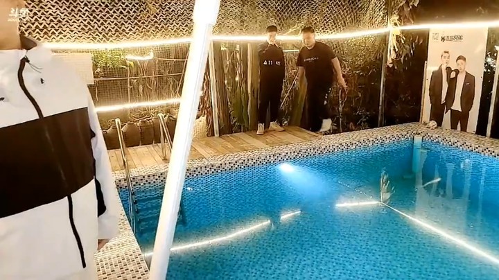 浩哥参观泳池，有点想搞一个了，三娃在学习啊