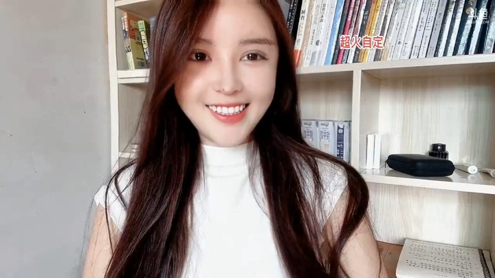 美女橙子居然有那么多书，是个文化人啊