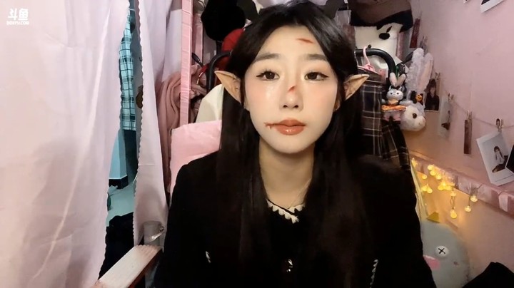 美女百百万圣节的装扮也挺可爱的啊