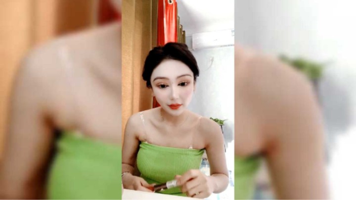 小姐姐化妆后去公司直播，真好看啊