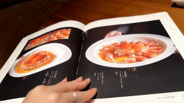 呆妹点菜点了很久，大家担心吃不完，呆妹说可以打包