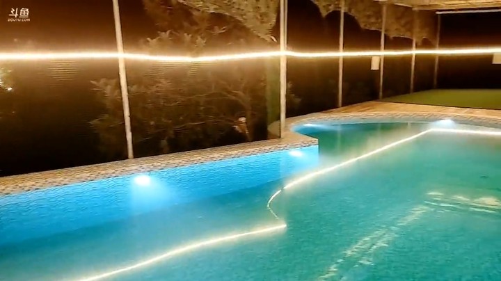 浩哥第一次参观502重金14万打造的泳池，看起来很上流啊