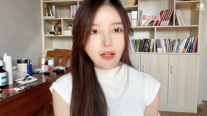 美女橙子在家坐着直播，真可爱