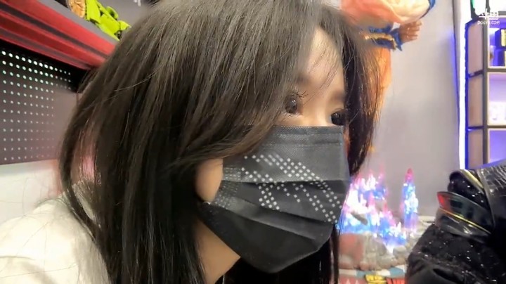 呆妹去公司直播，大家很喜欢陈可，吃饭想带上她，呆妹说 我不认识啊