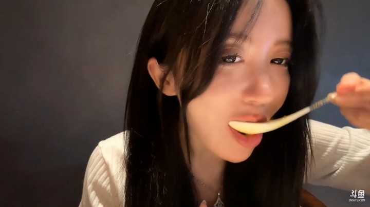 呆妹在杭州吃饭很上流，呆妹说这乾隆鱼的鱼在哪啊