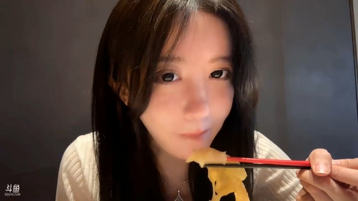 呆妹的户外是烛光晚餐，曼瑶的户外是挑粪女孩