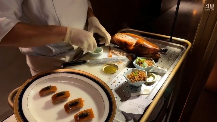 呆妹和大力吃晚餐，问烤鸭师傅你是做什么工作的，把别人问尴尬了