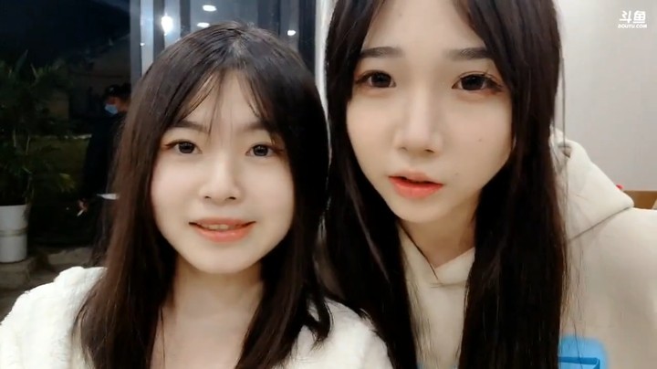 肖哥和美女一起吃饭，两个美女都挺可爱的啊