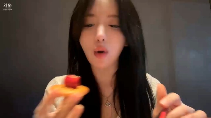 呆妹和助理大力在高级饭店吃饭，这樱桃鹅肝把大家看饿了，好上流