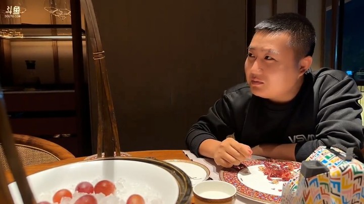 呆妹和大力吃饭，还想要烛光晚餐