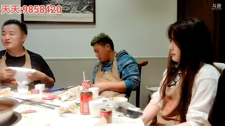 浩哥和老板艾伦，美女天天等吃饭，火锅很好吃都吃完了啊
