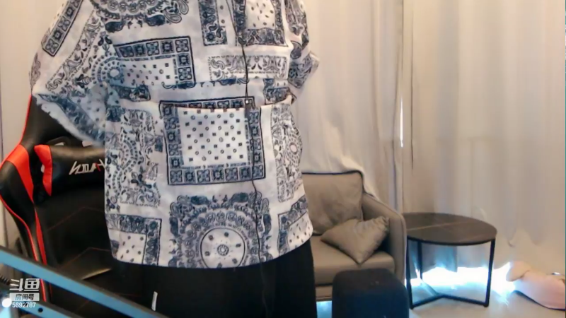 【2022-11-01 16点场】别问问就黑皮：【小奶团】中午12点见~钻粉2.5倍！