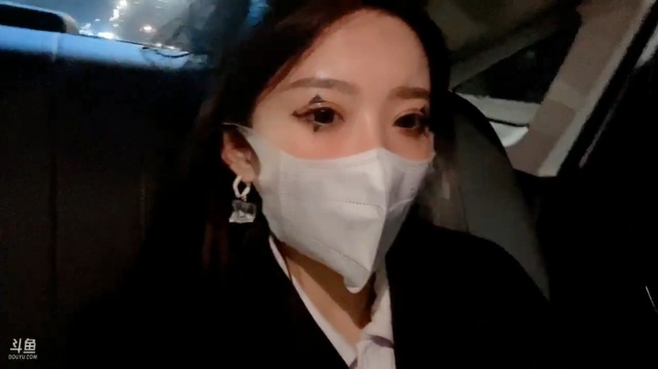 美女小姐姐游玩欢乐谷坐车回去休息了