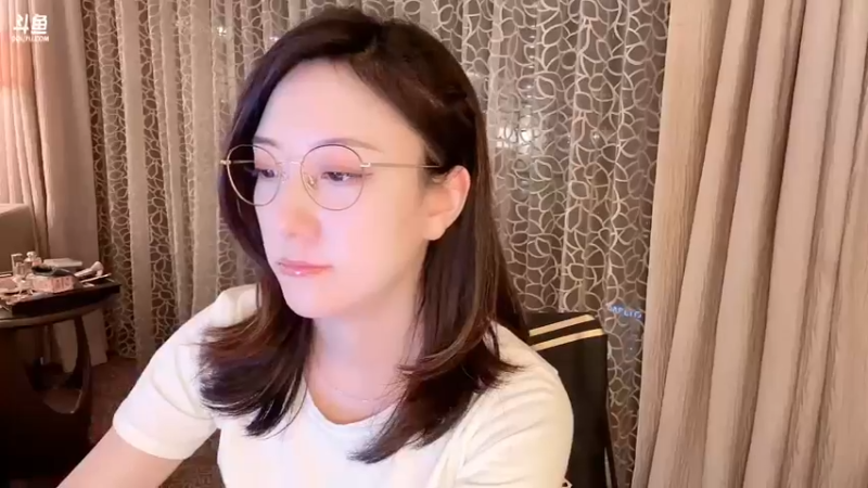 【2022-10-23 19点场】睡不醒的璨璨：吃个晚饭，聊会天