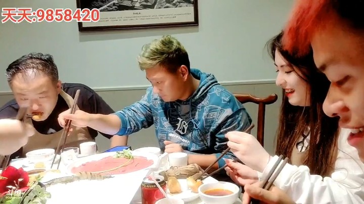 美女主播天天帮浩哥夹菜，真是懂事啊