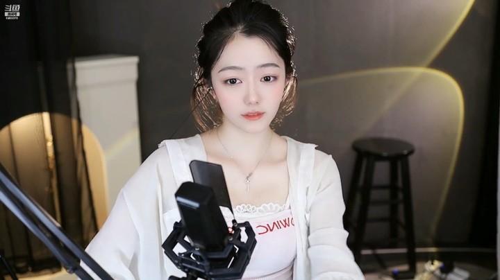 玩蛇姐姐穿白衣服很清纯啊