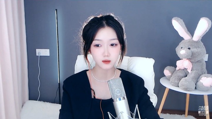 美女小姐姐很文静，很可爱