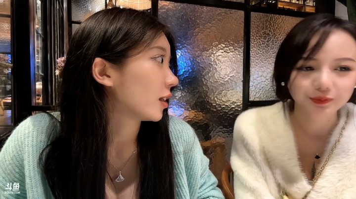 吃完饭呆妹回酒店了，洛丽塔也坐车回去了，相亲男自己走了