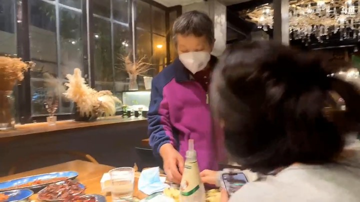 呆妹叫陌生人来看她直播，大家夸呆妹是社牛，呆妹说我社恐