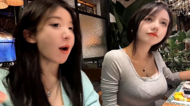 洛丽塔陪呆妹相亲，两个人聊琴棋书画，男子还现场创作，文化人啊