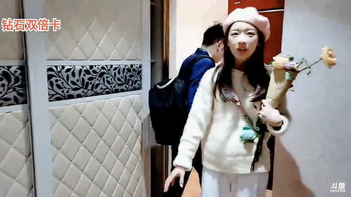 老板艾伦和撸妈陪牙牙去看房，200多万的房子啊
