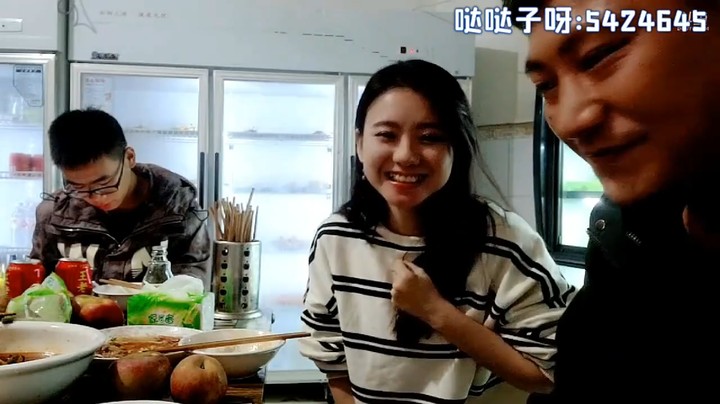 吃完饭浩哥去方便，大家夸哒哒好漂亮啊