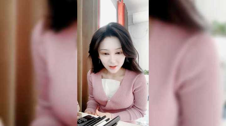 美女小姐姐直播化妆真好看，很专业啊