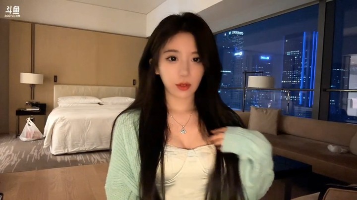 呆妹在成都开播，对自己的身材充满了自信，她又行了