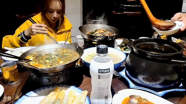 肖哥今天和美女吃大餐，今天吃的很有营养很养生，肖哥说你们想饿死我啊