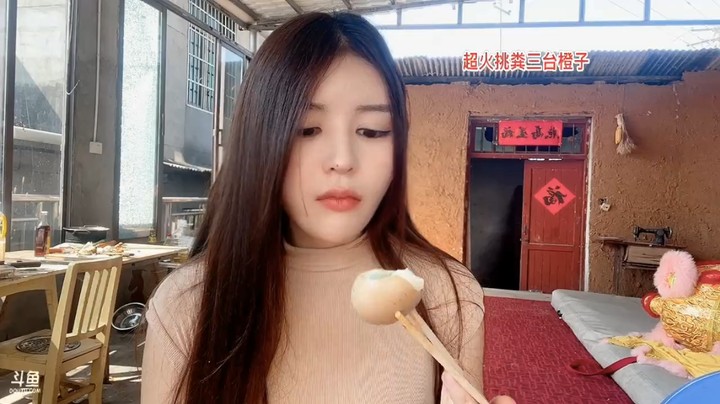 美女橙子逛街累了，回家吃鸡蛋，可爱