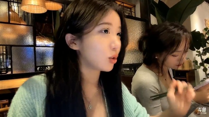 呆妹和洛丽塔以及相亲男一起吃饭，呆妹一直在吃，男子不喜欢打游戏，呆妹据理力争