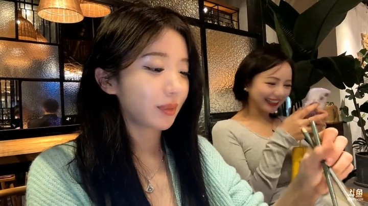 呆妹在成都和男子相亲，男子现场写了一句词，男子说我不介意和阿姨恋爱