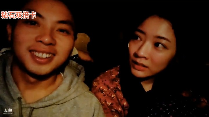 噜妈听故事有点怕，牙牙表情夸张，今晚睡不着了啊