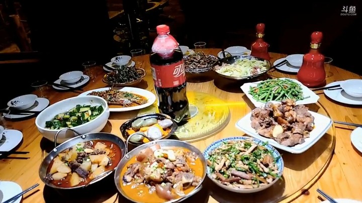 肖哥和一群粉丝朋友吃大餐，看起来很美味很丰盛