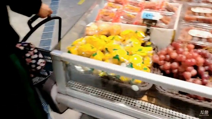 肖哥来黄山的超市买东西，感觉有点贵啊