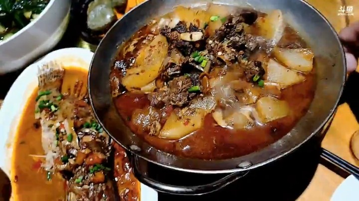 肖哥带着媳妇和大家在黄山吃大餐，开始介绍菜肴了