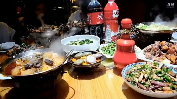 大哥晚来了，美女帮忙备菜，肖哥说真懂事，多夹点羊肉