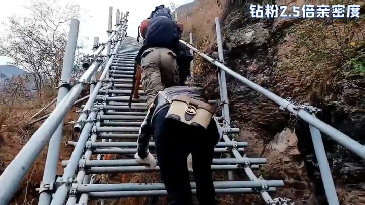 去悬崖村爬山是真的爬，美女哒哒爬的好辛苦啊