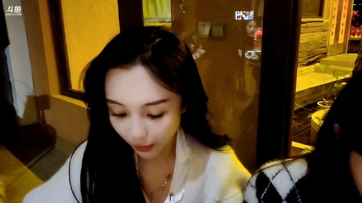 肖哥吃饭时候把手机放桌上选择，美女老师是真漂亮啊