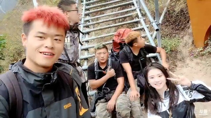 浩哥和美女哒哒等人怕悬崖村，有钢阶梯2556级