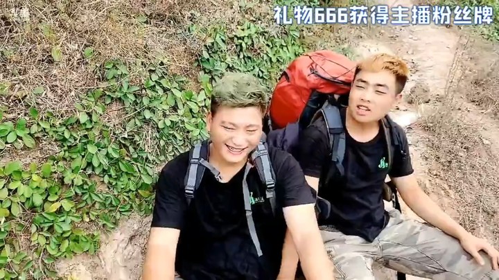 浩哥三娃等人终于爬完了钢梯，来到了悬崖村脚下，可以自由走路了