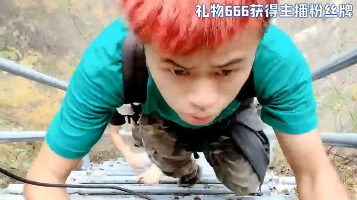 浩哥和美女哒哒等人爬山真累啊