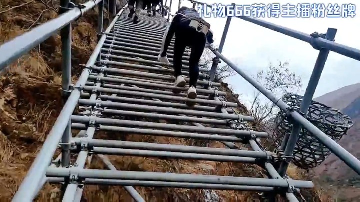 浩哥和哒哒等人开始爬钢梯，哒哒累了，大家说要做第一个登顶的女主播