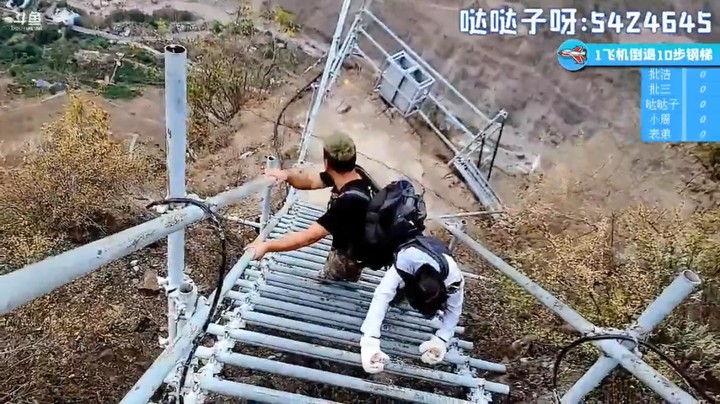 上山容易下山难？浩哥看着美女哒哒倒着爬下山，你容易上山容易还是下山容易