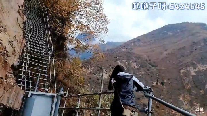 浩哥等人怕悬崖村来到最陡峭的地方，接近90度了啊